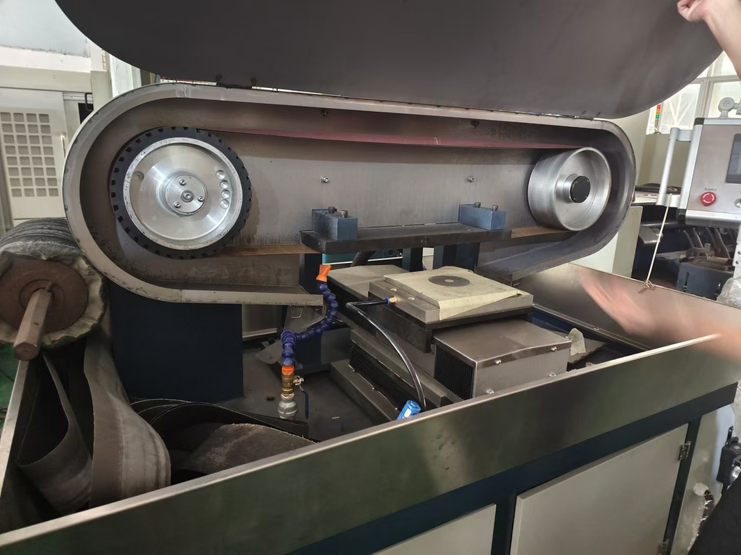 Macchina per disegnare filo di macinazione a mollazione a umido CNC a 2 assi personalizzata per la lucidatura in acciaio inossidabile