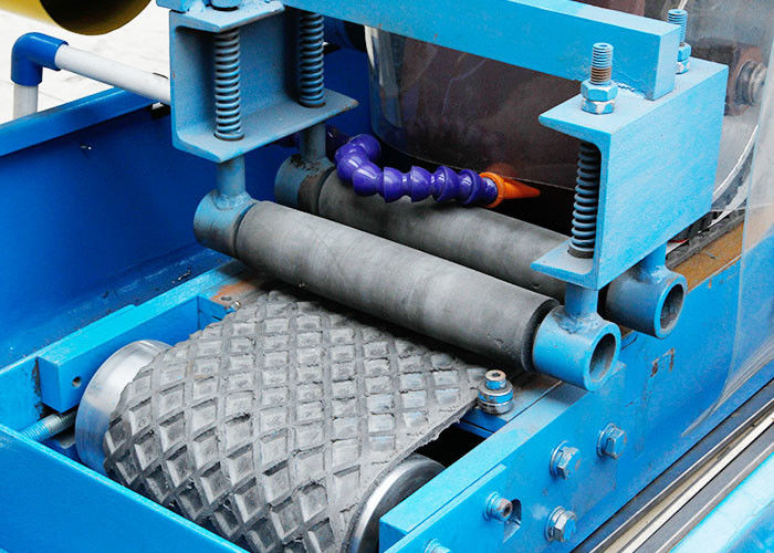Piccole macchine a doppia stazione sbavatura rimozione ruggine trafilatura motore macchina automatica per piastre lucidatrice a nastro abrasivo per metalli